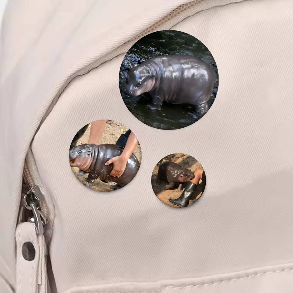 Baby Hippo Moo Deng Badge Tinp - Baby Clothing Japan recension och pris